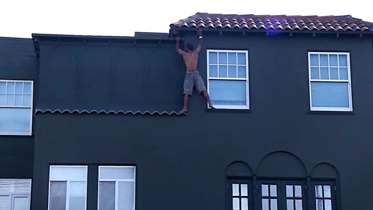 En video: así arrestaron a un hombre que saltaba por los techos de varias casas en San Francisco