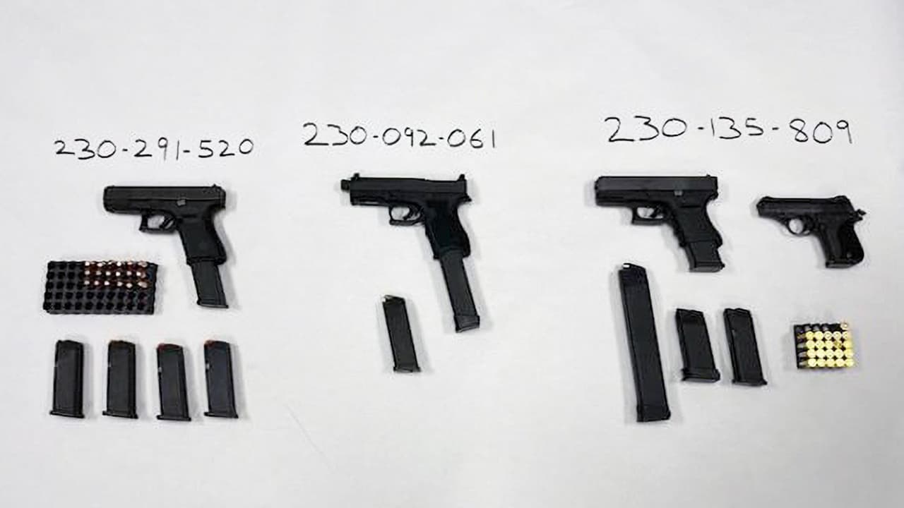 La policía decomisó armas de fuego durante la operación en la que arrestó a cinco presuntos miembros de pandillas.