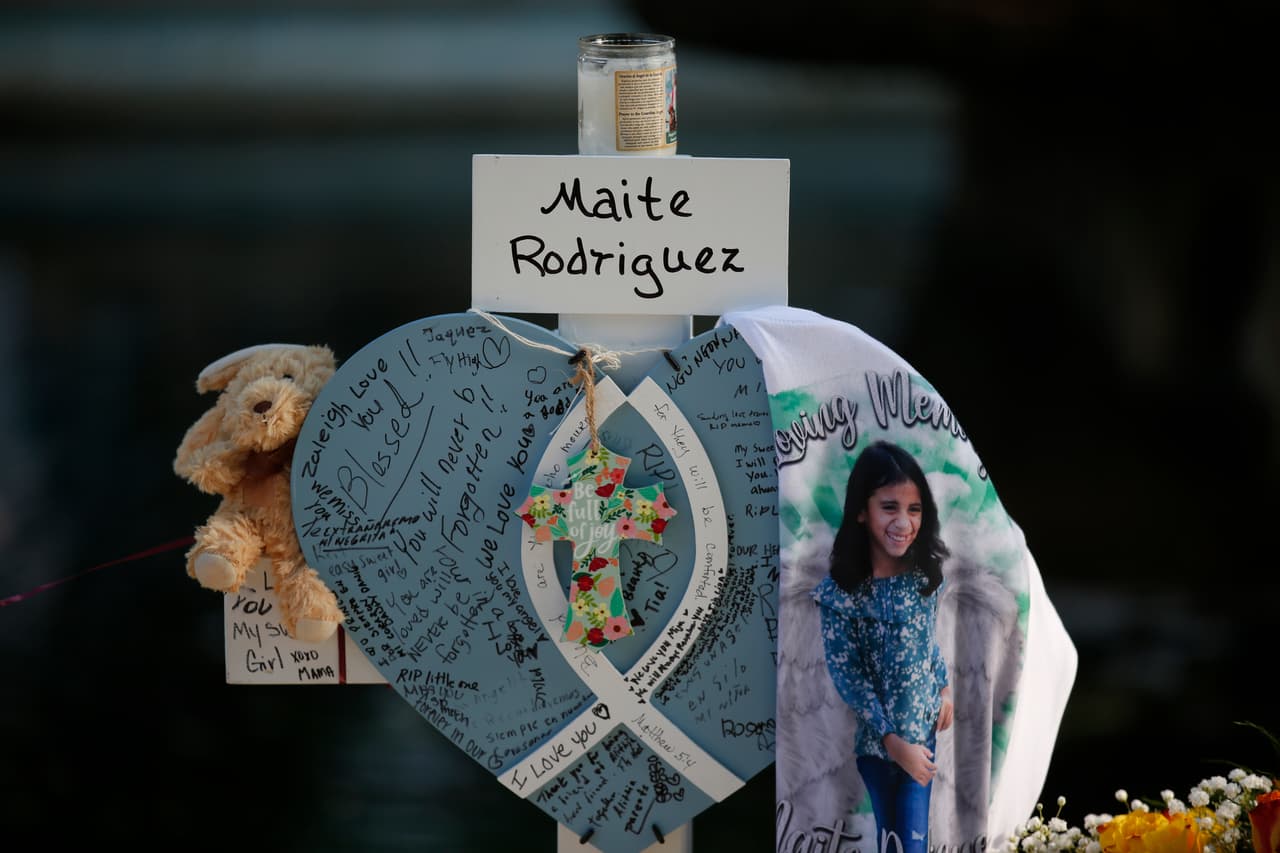 La cruz con el nombre de Maite en el sitio donde se está conmemorando a las víctimas de la masacre de la Escuela Primaria Robb.