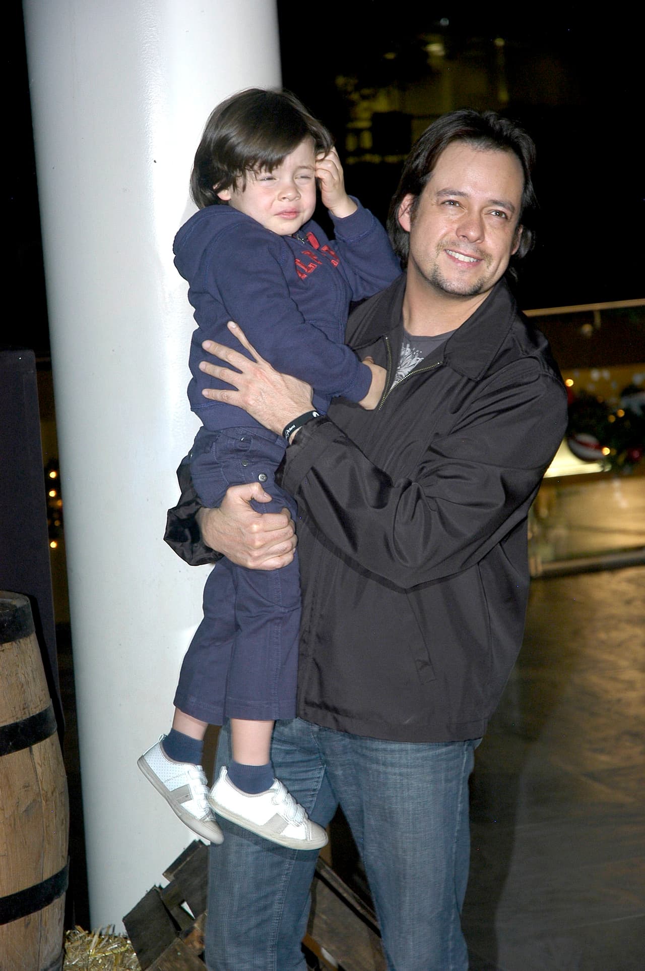 Tienes dos hijos, a los cuales adora y consiente mucho.