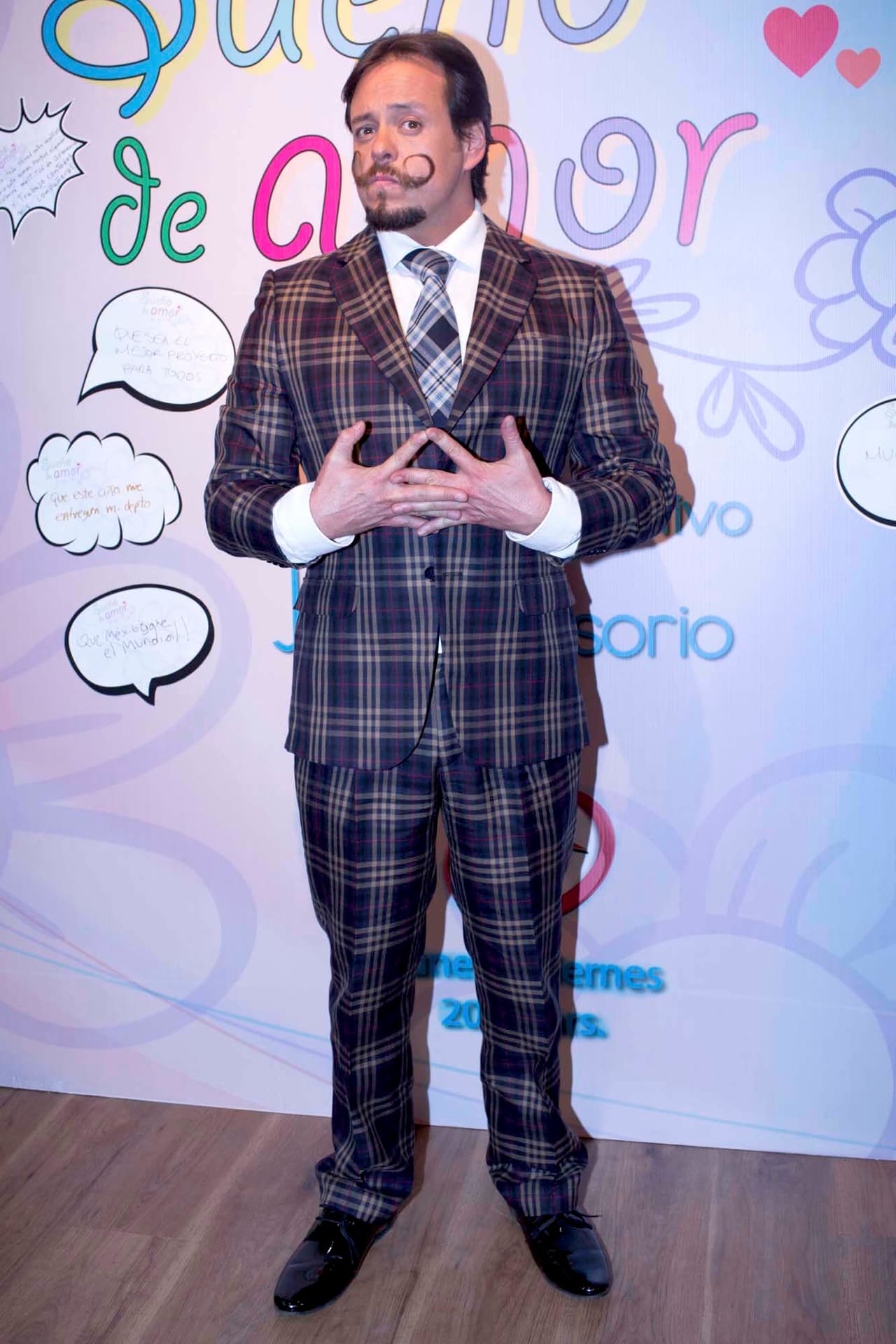 De la Fuente acusaba a Vidal de haber publicado que era un engreído y prepotente; sin embargo, el actor mexicano aseguró que el comentario se había hecho desde una cuenta que no era la suya.