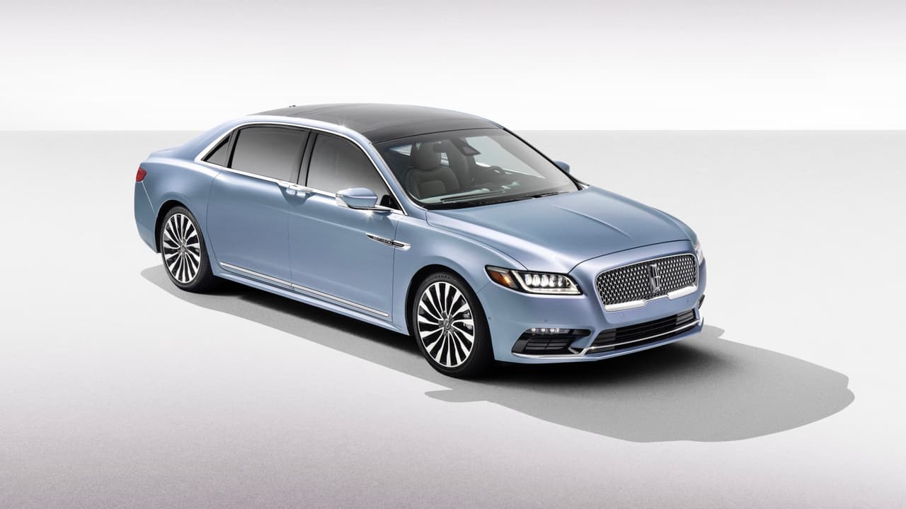Bajo del capó del Lincoln Continental 80th Anniversary Coach Door Edition se encuentra el motor V6 doble turbo de 3.0 litros que conseguimos en las ediciones más poderosas del Continental regular. El mismo produce 
<b>400 caballos de fuerza</b> y 
<b>400 lbs-pie de torque</b>, al cual estamos seguros le gustaría contar con una transmisión de más de las 6 velocidades con que cuenta actualmente. Lincoln no especificó si la tracción integral (AWD) es estándar o opcional como en el Continental regular.