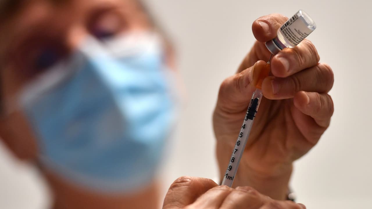 Entre los factores del retraso en las aplicaciones de las vacunas está la resistencia o baja demanda entre los trabajadores de la salud y los hogares de ancianos que tienen la mayor prioridad para recibir las vacunas, con hasta un 40% disminuyendo la oportunidad inicial de vacunarse.