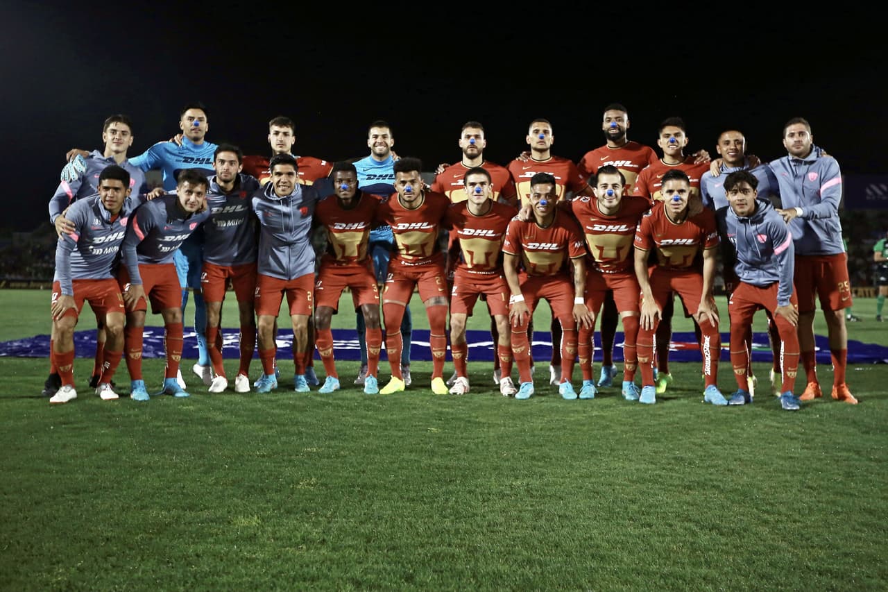 Pumas se tomó la foto grupal con los suplenes incluidos.