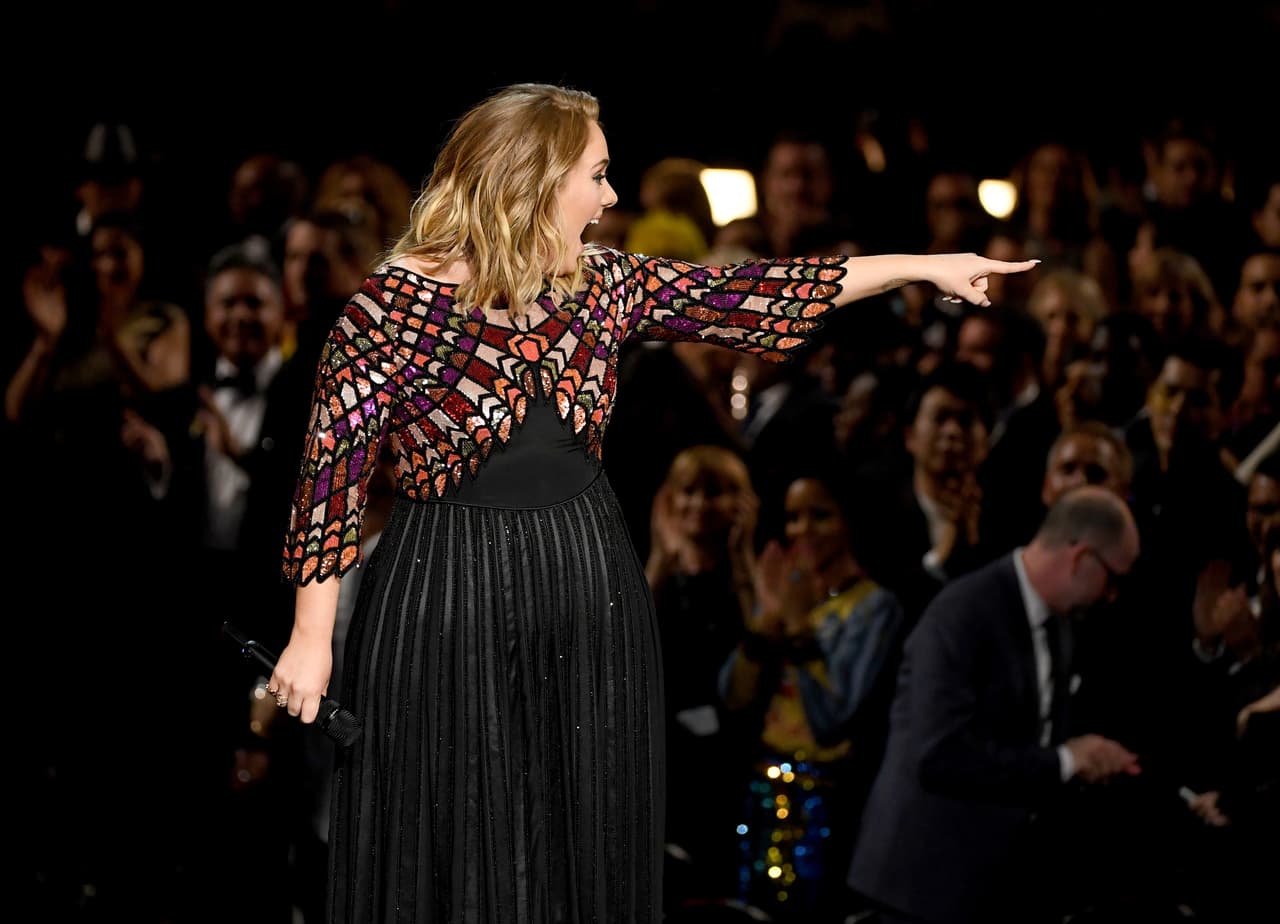 Adele siempre muestra su lado simpático, y no deja de sorprenderse ser genuina sobre el escenario.