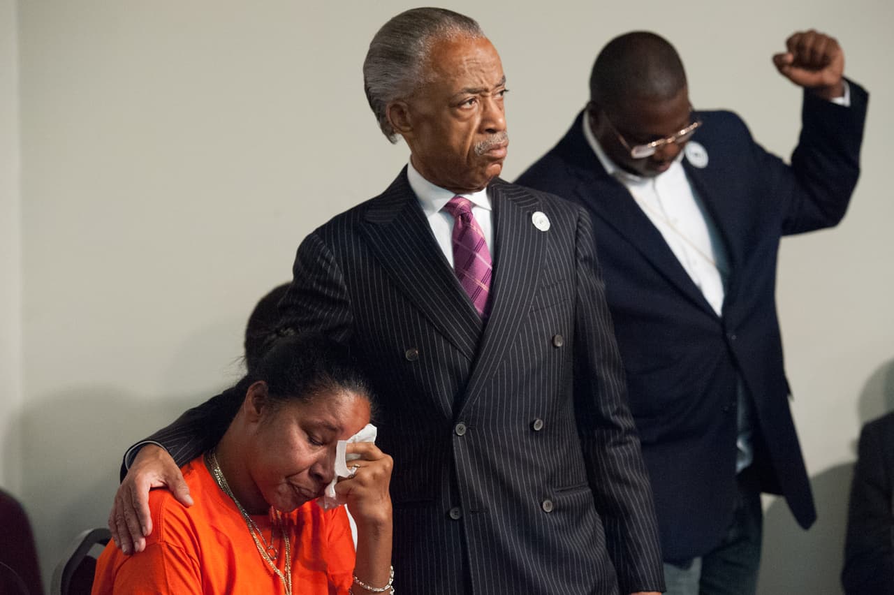 El reverendo Sharpton advirtió a Esaw Garner que tal vez habrá que esperar más, pero sí habrá justicia.