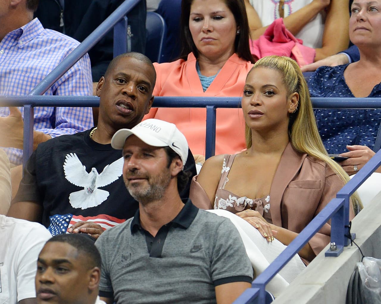 ¡Una sonrisita, Jay!