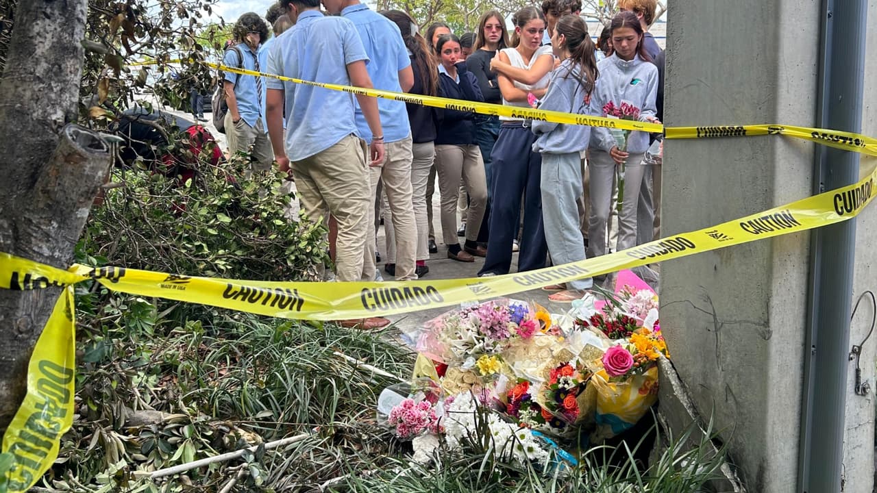 Decenas de estudiantes, amigos y familiares de Alessia Tucci, de 16 años, y Mateo Dávila, de 17, la joven pareja que murió tras el choque del carro en Doral, se acercan a dejar flores en el sitio de la tragedia.