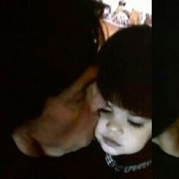 "Sólo porque tu apariencia es distinta, no significa que no serás un padre para mí toda la vida. Feliz Día del Padre a esa persona que me crió y enseñó todo lo que sé. Mi héroe", escribió su hermana, Kendall.