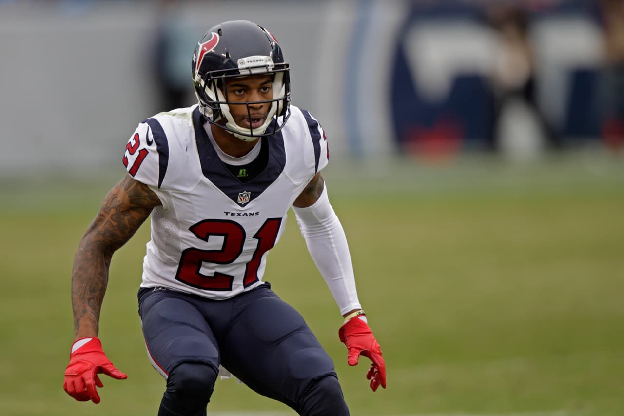 <b>6 CB</b> -
<b> A.J. BOUYE</b>: 
<b><i><a href="http://www.univision.com/deportes/futbol-americano/national-football-league/nfl-2017-movimientos-de-la-agencia-libre" target="_blank">FIRMADO POR</a></i></b> 
<b>JACKSONVILLE JAGUARS</b>
<br>Ningún jugador de la NFL aumentó su valor más en 2016 que Bouye, que comenzó la temporada como el cuarto esquinero de Houston y terminó como titular del Pro Bowl en la defensa más dura de la liga. Saldrá de las sombras para convertirse en un nombre familiar una vez que obtenga un mega contrato. EQUIPO INTERESADO: TEXANS & EAGLES.
