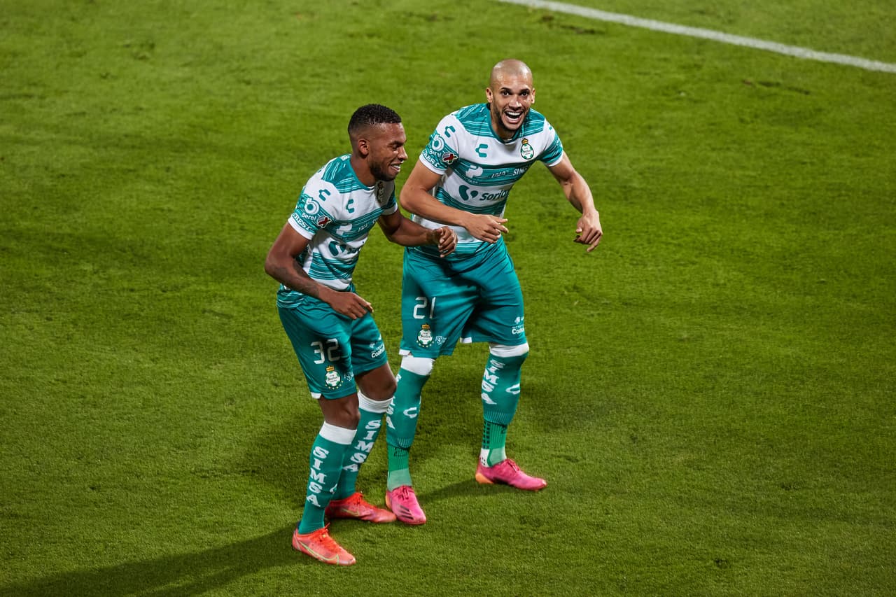 El doblete de Eduardo 'Mudo' Aguirre y el gol de Ayrton Preciado Santos vence 3-0 en la ida de semifianles al Puebla y toman una muy cómoda ventaja en la serie.