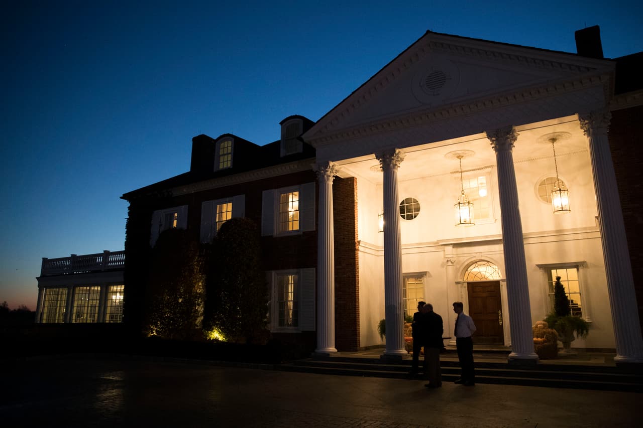 Además, el presidente ha sido criticado varias veces por los costosos viajes de fin de semana a Mar-a-Lago, llamada informalmente 'Casa Blanca de Invierno', que realizan él y sus colaboradores.