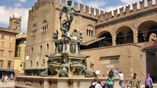 En enero de 2017, la escritora boloñesa
<a href="http://www.abc.es/sociedad/abci-redes-sociales-facebook-censura-foto-neptuno-bolonia-explicitamente-sexual-201701021959_noticia.html">Elisa Barbari</a> pretendía publicar en su página sobre historias y curiosidades de la ciudad italiana la fotografía del Neptuno de Bolonia, una estatua que desde hace 500 años preside la plaza homónima en la ciudad italiana. Sin embargo, Facebook la censuró al considerarla "explícitamente sexual" y justificar que: "No ha sido aprobada porque no respeta la línea publicitaria de Facebook al promover el uso de imágenes o video de desnudos o escotes demasiados profundos, aunque sea para fines artísticos o educativos".