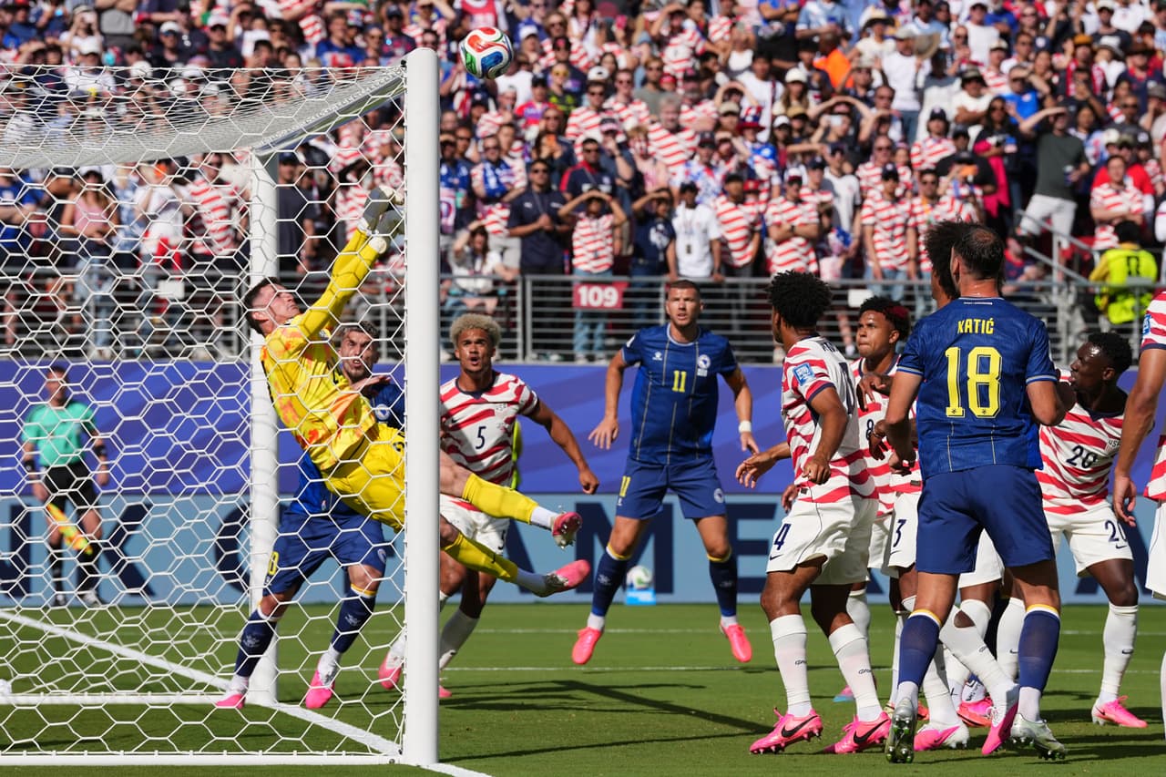 El portero de Estados Unidos, Matt Freese (24), realiza una atajada durante el partido de dieciseisavos de final de la Copa del Mundo de fútbol entre Estados Unidos y Bosnia en Santa Clara, California, cerca de San Francisco, el miércoles 1 de julio de 2026.
