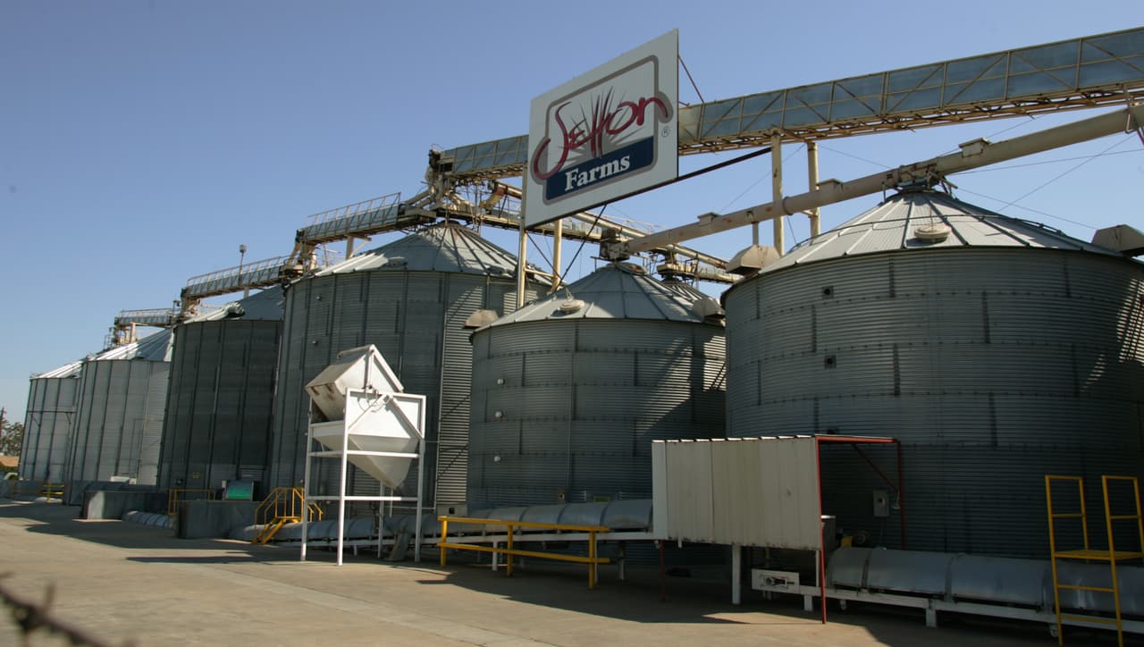 Vecinos en el sur del Valle Central de California dicen que ya no pueden vivir por el mal olor