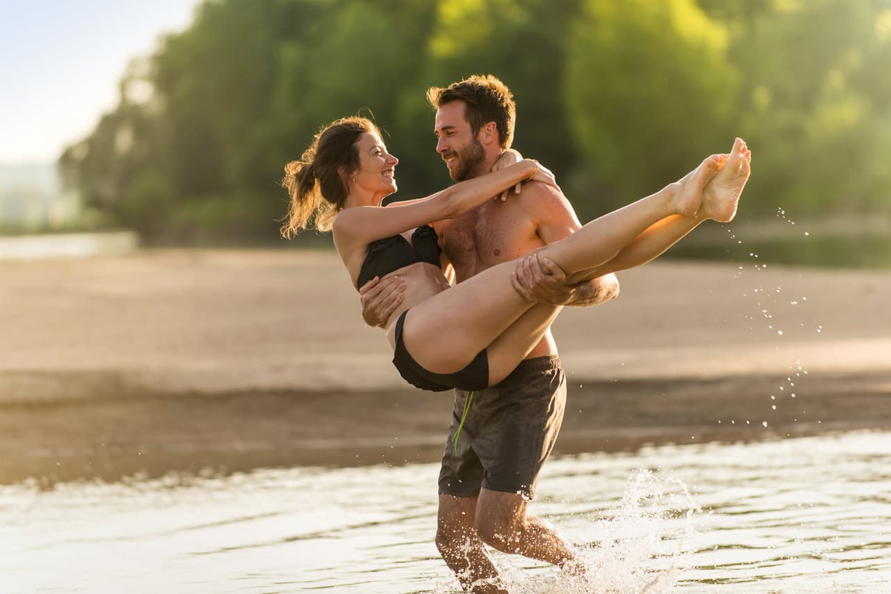 <b>¿Qué atrae a Piscis? </b>
<br>Empático y compasivo tu signo busca personalidades afines, hombres o mujeres con quienes pueda conversar temas muy sensibles, capaces de sacrificarse para ayudar a los demás. Las personas bellas por dentro, y por fuera, pero sobre todo por dentro. 
<br>Muy abiertas a la hora de la intimidad sexual a la cual se entreguen sin reservas ni frenos artificiales. Las personas de sensibilidad síquica, intuitivas, perceptivas, reposadas y serenas.