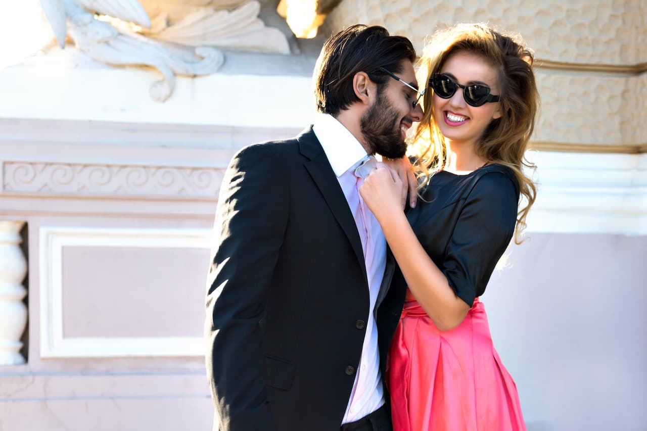 <b>¿Qué atrae a Leo? </b>
<br>Las personas elegantes y con una personalidad estelar que les hagan sentir como reyes o reinas cuando van acompañados por quien no les va a poner en ridículo ni hacer quedar mal con una actitud poco elegante o fuera de lugar. La gente inteligente y de conversación amena, con clase y distinción aunque sean pobres –una cosa no tiene que ver con la otra.