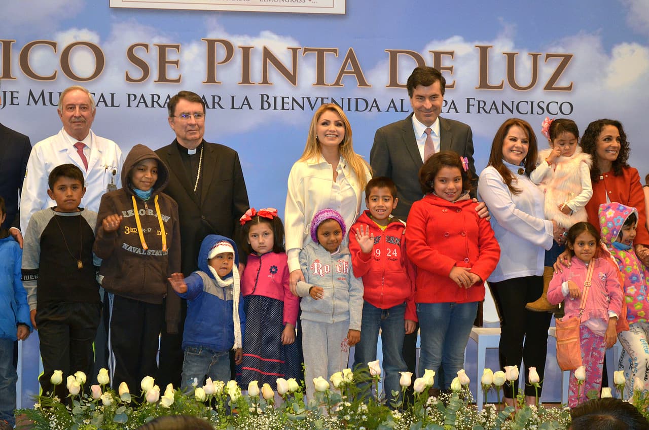 ‘México se pinta de luz’ es un álbum con canciones interpretadas por varios artistas con motivo de la visita del Papa Francisco a México.