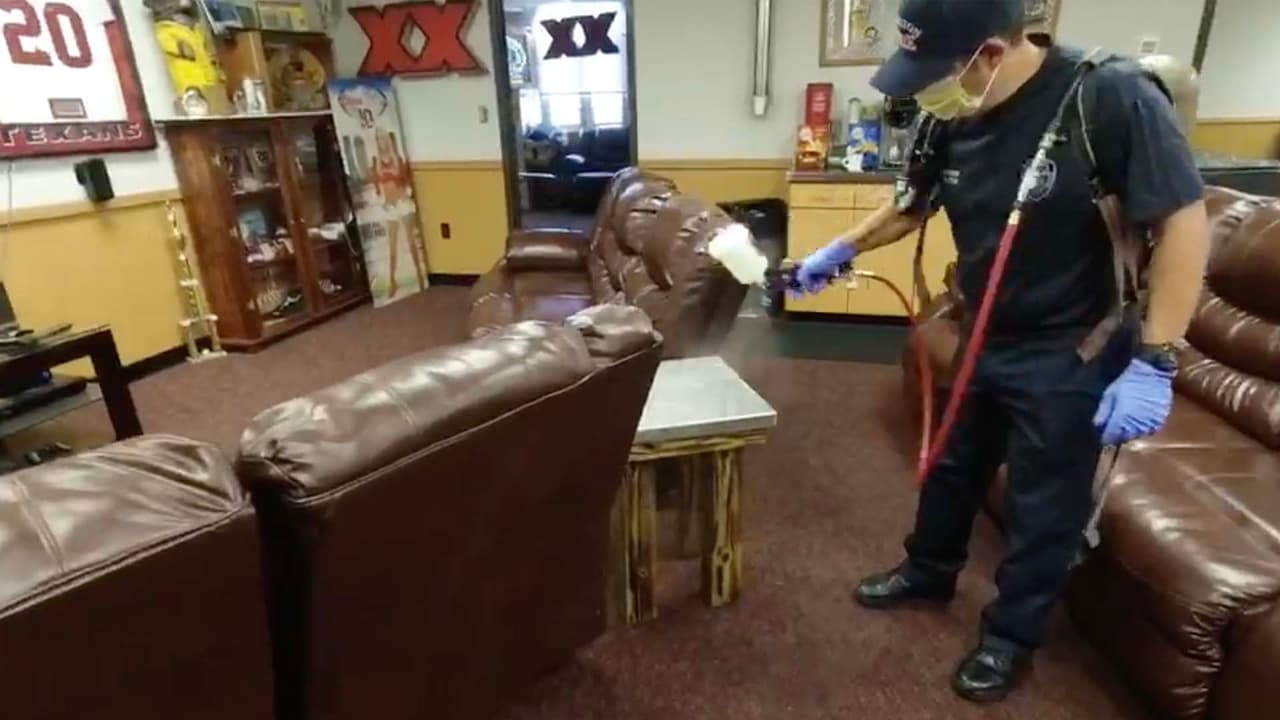 Después de aplicarse, el desinfectante no escurre, se queda manteniendo sus propiedades para evitar contaminarse con objetos.