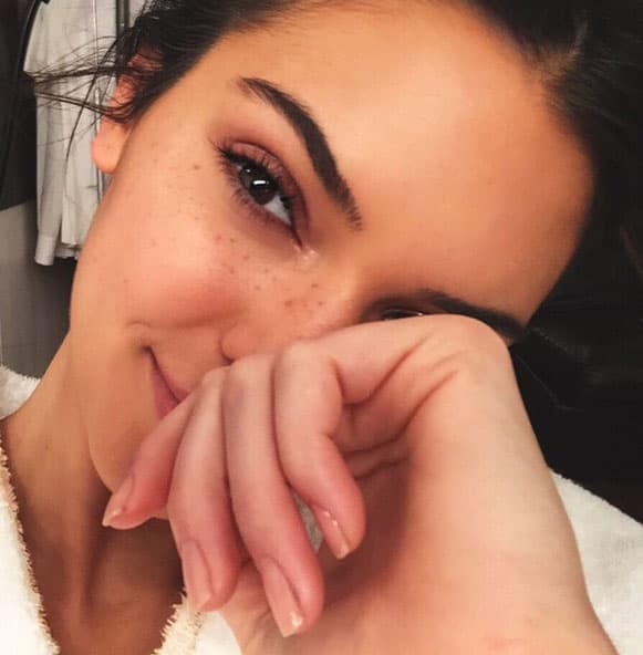 Esta dulce imagen con poco maquillaje también está en su Top Ten.