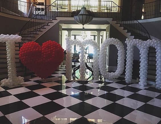 Este detalle en globos para su mamá también tuvo 2 millones de likes.
