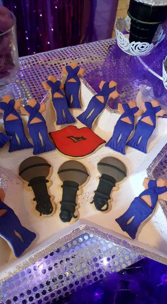 Hasta el pastel y las galletas eran con temática de Selena.