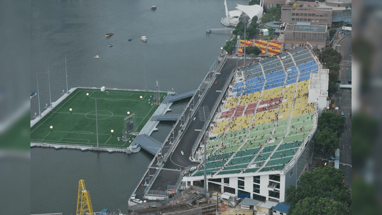 <b>The Float at Marina Bay Stadium (Singapur)</b>
<br>- El campo está construido sobre el mar, de ahí su nombre. 
<br>- La plataforma en donde se encuentra el campo puede soportar hasta 1.070 toneladas.