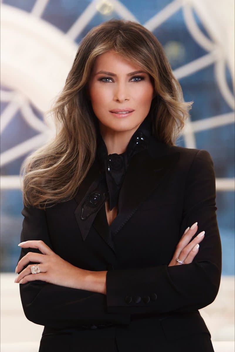 <b>Look total </b>(sin contar los anillos)
<b>: $3,510 </b>
<br>
<br>
<b>Abril 3: </b>La Casa Blanca lanzó el retrato oficial de la primera dama Melania Trump, una imagen que, según expertos fotógrafos, estaba más cerca de las típicas fotografías de revistas de moda y belleza que del tradicional retrato político. 
<b><a href="http://www.univision.com/noticias/trending/primera-dama-del-photoshop-la-casa-blanca-revela-el-retrato-oficial-de-melania-trump">El excesivo uso de retoque digital</a></b>
<a href="http://www.univision.com/noticias/trending/primera-dama-del-photoshop-la-casa-blanca-revela-el-retrato-oficial-de-melania-trump"> </a>fue criticado duramente.
<br>