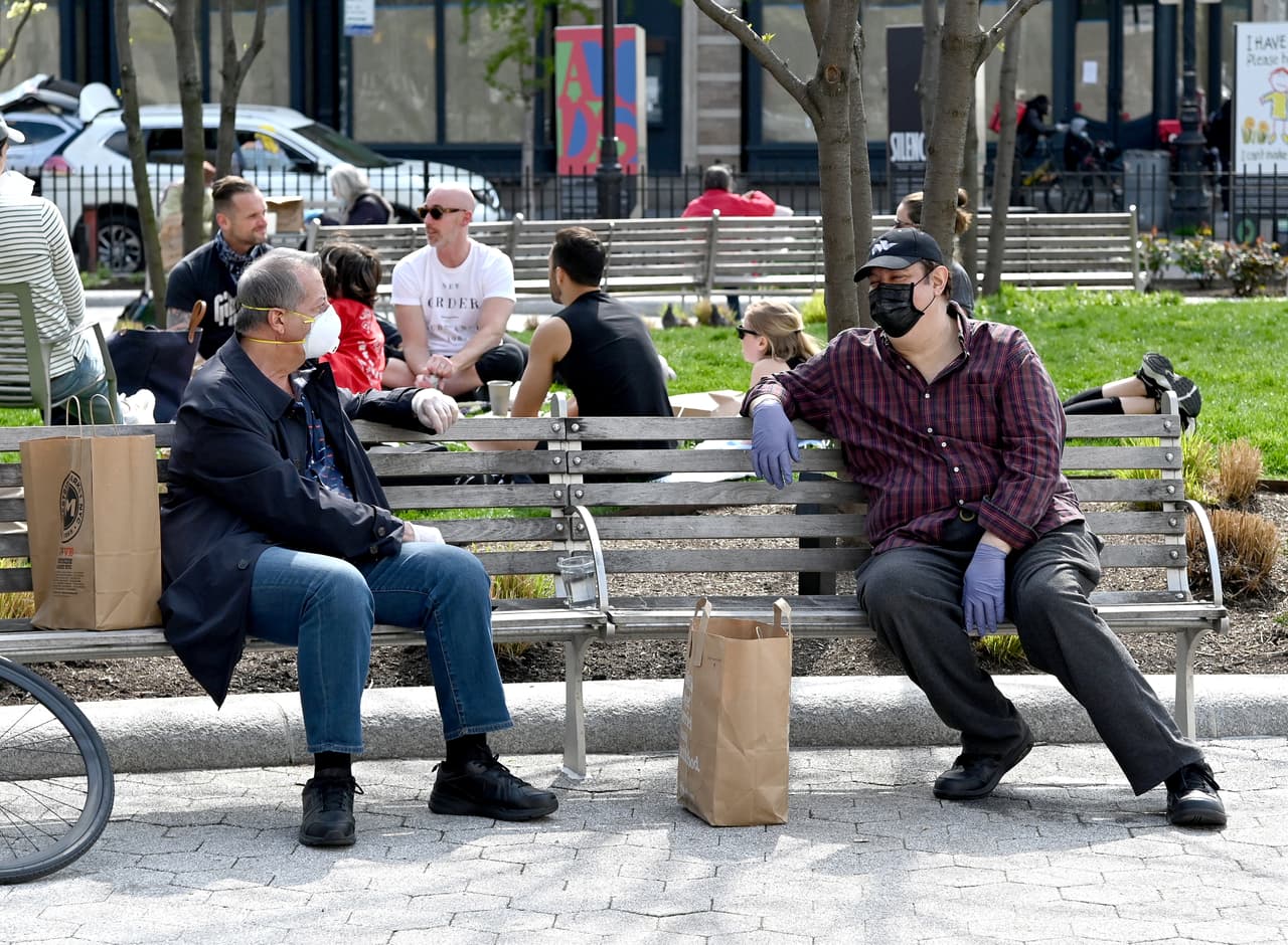 Mascarilla blanca y mascarilla negra