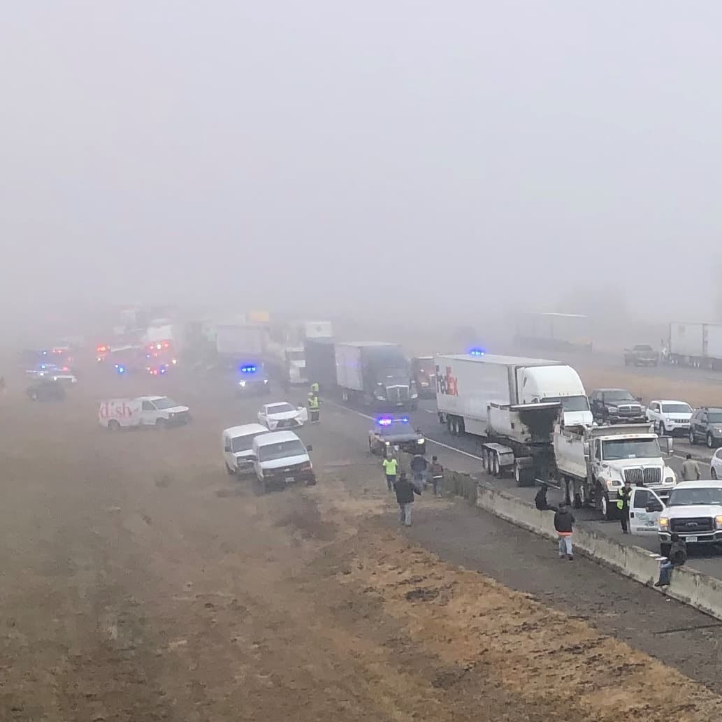Las autoridades creen que la neblina fue la causa del accidente, dijo la policía. Funcionarios de transporte señalaron más tarde que el cierre en la autopista interestatal se había extendido debido a otros dos choques múltiples el miércoles por la tarde.
<br>