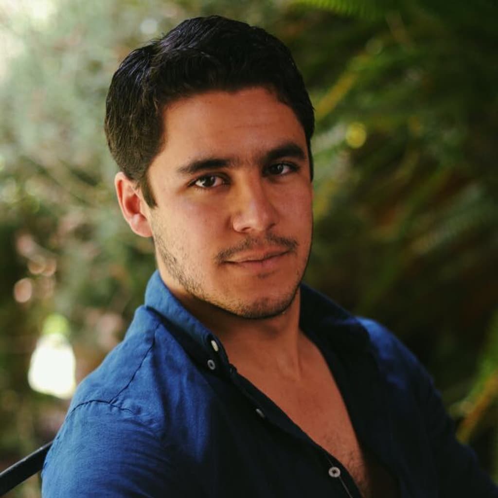 Eduardo Jr. es el hijo mayor de la pareja. Tiene 23 años de edad y heredó la galanura de su famoso padre.