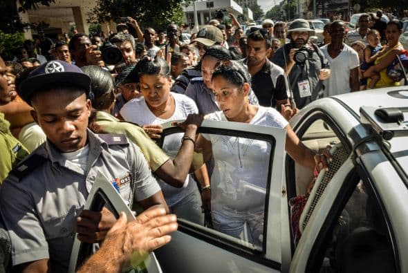 El hostigamiento a las "Damas de Blanco" por una turba oficialista cuando pretendían manifestarse en La Habana fue la nota discordante en la conmemoración del Día Internacional de los Derechos Humanos en América Latina. El grupo de mujeres disidentes se congregó hoy en un concurrido punto de la capital cubana precisamente para emprender una caminata con motivo de la jornada internacional, pero no pudo hacerlo debido al acoso de una multitud que las llamó "ratas inmundas", "gusanas" y "mercenarias", entre otros insultos. También otros grupos opositores cubanos fueron objeto del hostigamiento oficialista, como el caso de "Estado de SATS", un proyecto de discusión crítica que dirige Antonio González Rodiles y que este miércoles celebró en su casa una actividad para celebrar el aniversario de la Declaración Universal de los Derechos Humanos. A unos metros de la vivienda el oficialismo organizó actividades festivas y juegos con la asistencia de varias decenas de escolares, mientras sonaban en un altavoz canciones de Silvio Rodríguez. En unas declaraciones a Efe, González Rodiles lamentó que el Gobierno de Cuba entienda el Día de los Derechos Humanos como una jornada de "confrontación" y calificó de "realmente bajo" usar a los niños "para estas cosas.