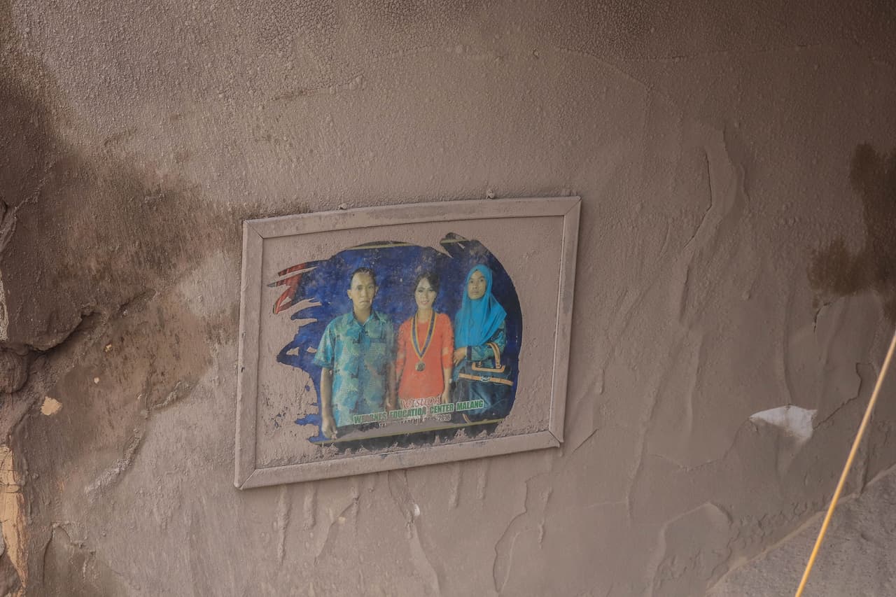 Semeru, también conocido como Mahameru, ha entrado en erupción muchas veces en los últimos 200 años. Aún así, como en muchos de los 129 volcanes monitoreados en Indonesia, decenas de miles de personas viven en sus fértiles laderas.