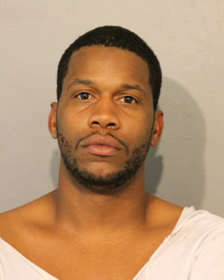 La policía de Chicago está pidiendo la ayuda del público para identificar a más personas que pudieron haber participado en el saqueo de esta semana.
<br>
<br>Arrestado: Jason Williams - Dirección del suceso: cuadra 600 de N. Wabash Ave el 10 de agosto de 2020 - Tres cargos de delitos graves.