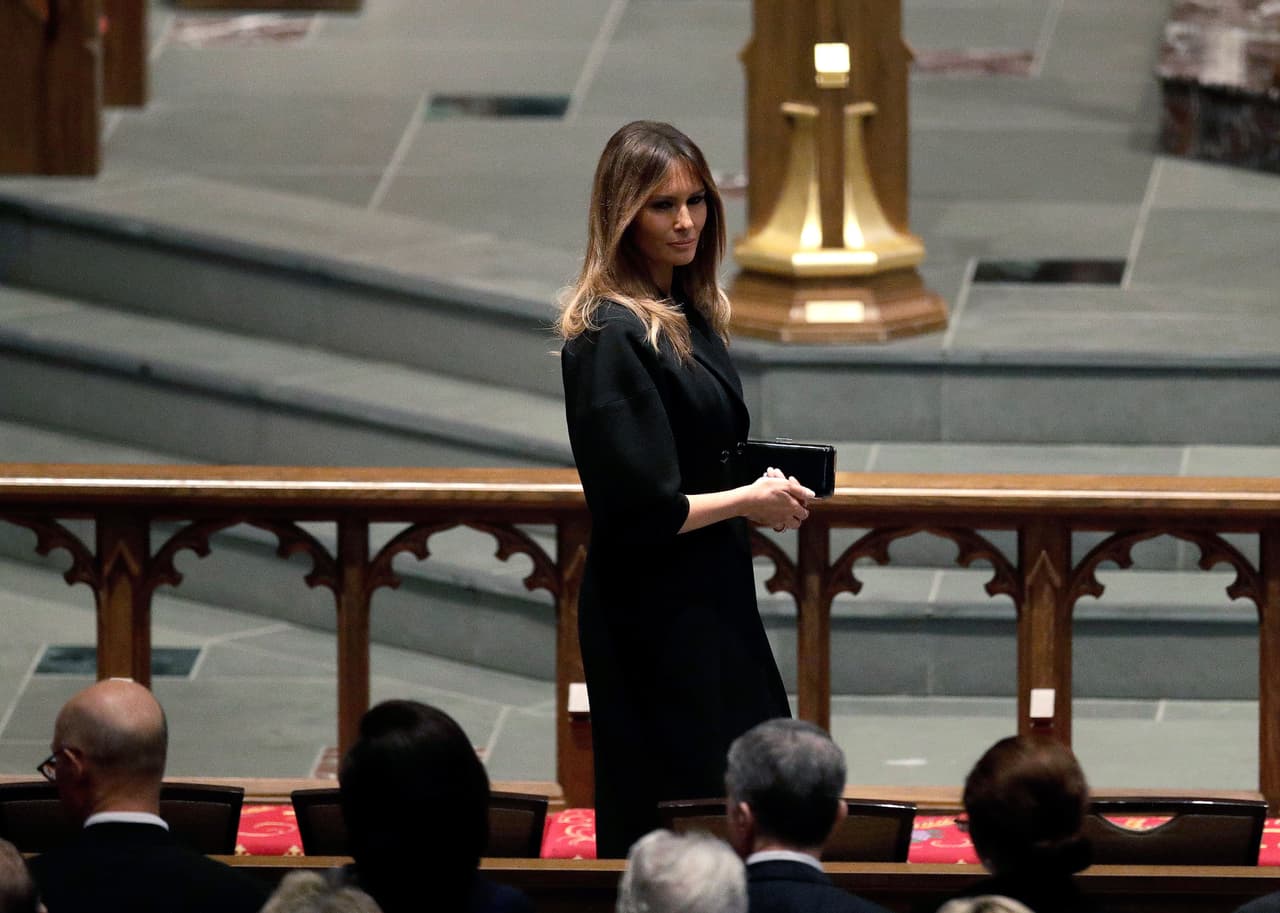 La primera dama Melania Trump mientras buscaba su asiento en la Iglesia Episcopal de San Martín en Houston. El presidente
<a href="https://www.univision.com/temas/donald-trump"> <u>Donald Trump</u></a>, por su parte, envió las condolencias vía Twitter desde su resort Mar-a-Lago en Palm Beach, Florida, ya que decidió no asistir a los funerales de la mujer considerada por muchos como la matriarca de los Bush, una de las más prominentes familias republicanas.