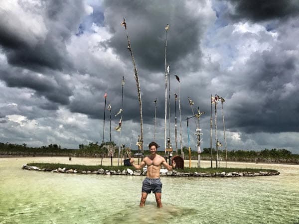 Para muchas mujeres
<b><a href="http://www.univision.com/programas/novelas/el-elenco-de-papa-a-toda-madre-se-reune-por-primera-vez-fotos">Sebastián es un príncipe azul</a></b>, y es que ha demostrado que es carismático y muy sencillo con sus fans.