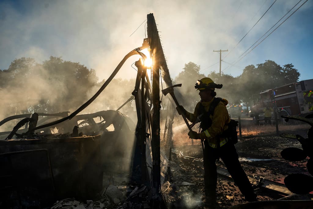 Un incendio forestal en el condado de Lake, California, ha quemado más de 30 estructuras en la ciudad de Clearlake y obligado a evacuar a miles de residentes.