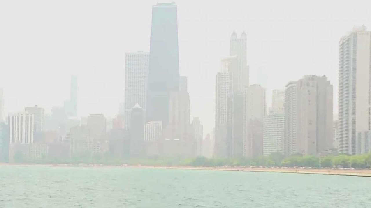 Chicago tiene aire insalubre: lo que sabemos del humo de incendios y alerta vigente hasta el viernes por la noche