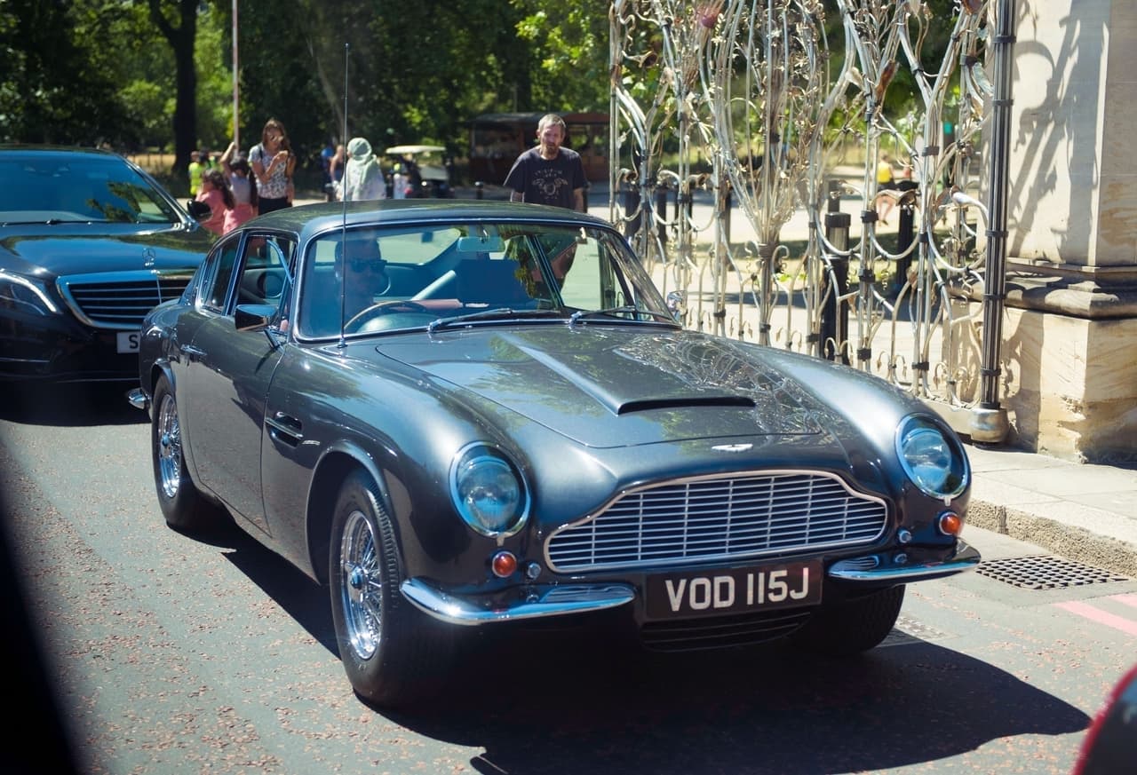 Se trata de un
<b><a href="https://www.univision.com/noticias/aston-martin/el-aston-martin-dbs-superleggera-2019-es-un-super-gran-turismo-de-vieja-escuela-fotos" target="_blank">Aston Martin</a></b> DB5 1964, modelo similar al utilizado por el agente 007 James Bond en la producción Goldfinger. Este modelo clásico es muy cotizado en el mercado, su precio puede iniciar en los 700,000 dólares y superar el millón de dólares.