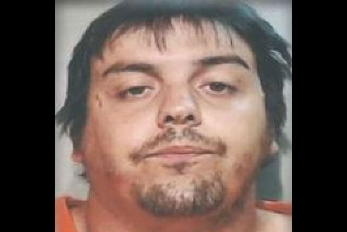 Padre arrestado por golpear violentamente a su hijo