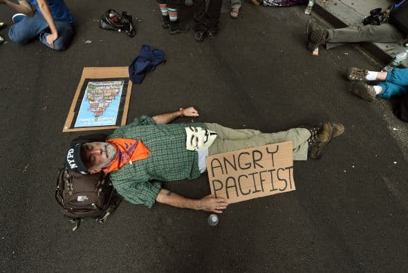 Los organizadores de la protesta denominada "Flood Wall Street" (inundar Wall Street) dijeron que el objetivo de la sentada era alterar la jornada de trabajo en el distrito financiero.