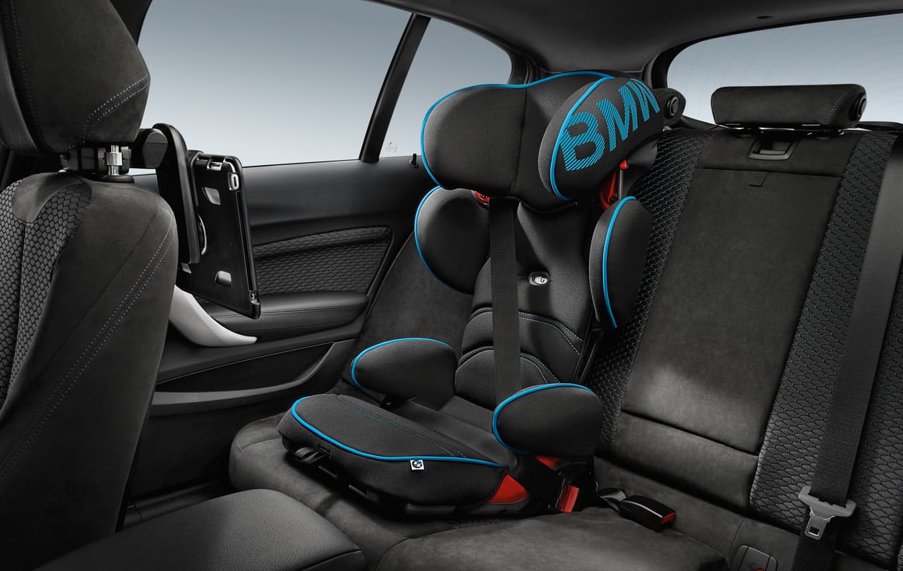 <b>BMW Junior Seat </b>
<br>Creemos que la silla infantil BMW tiene un aspecto más deportivo que las plazas del auto. Esta silla es exclusiva para niños de 3 años a 12 años. Su diseño fue premiado con el 
<i>Red Dot Award</i> de 2014, y es de lo más moderno que la marca tiene en su gama de accesorios. 
<br>
<br>Puede sujetarse solo con el cinturón de seguridad, pero también a través del sistema de anclaje ISOFIX. Sus almohadillas de aire ofrecen gran protección en la zona de la cabeza. Su precio comienza en los 400 dólares.
<br>