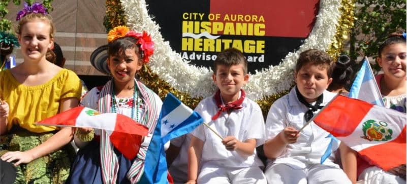 El Desfile de las Naciones es una colaboración entre la ciudad, el equipo de baile Simply Destinee y los defensores de la comunidad Dee Basile y Maria Lozano.