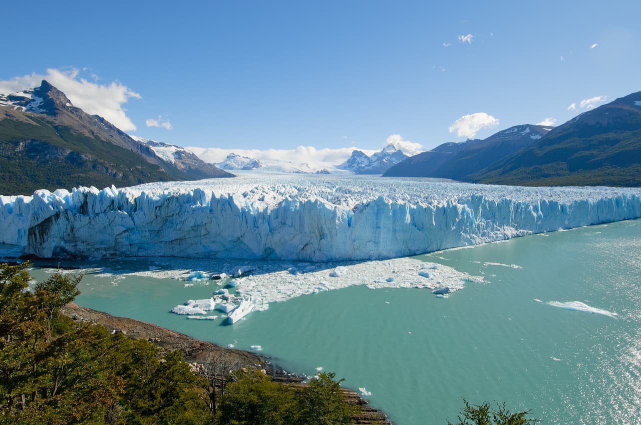 <b>Perito Moreno Glacier</b>, Patagonia, Argentina. Este manto de hielo, o casquete glaciar, cubre un área protegida de 600,000 hectáreas. La evolución de las montañas escapa a la visión humana, por su lentitud. Sin embargo, con los glaciares, los procesos geológicos se pueden apreciar e incluso temer.