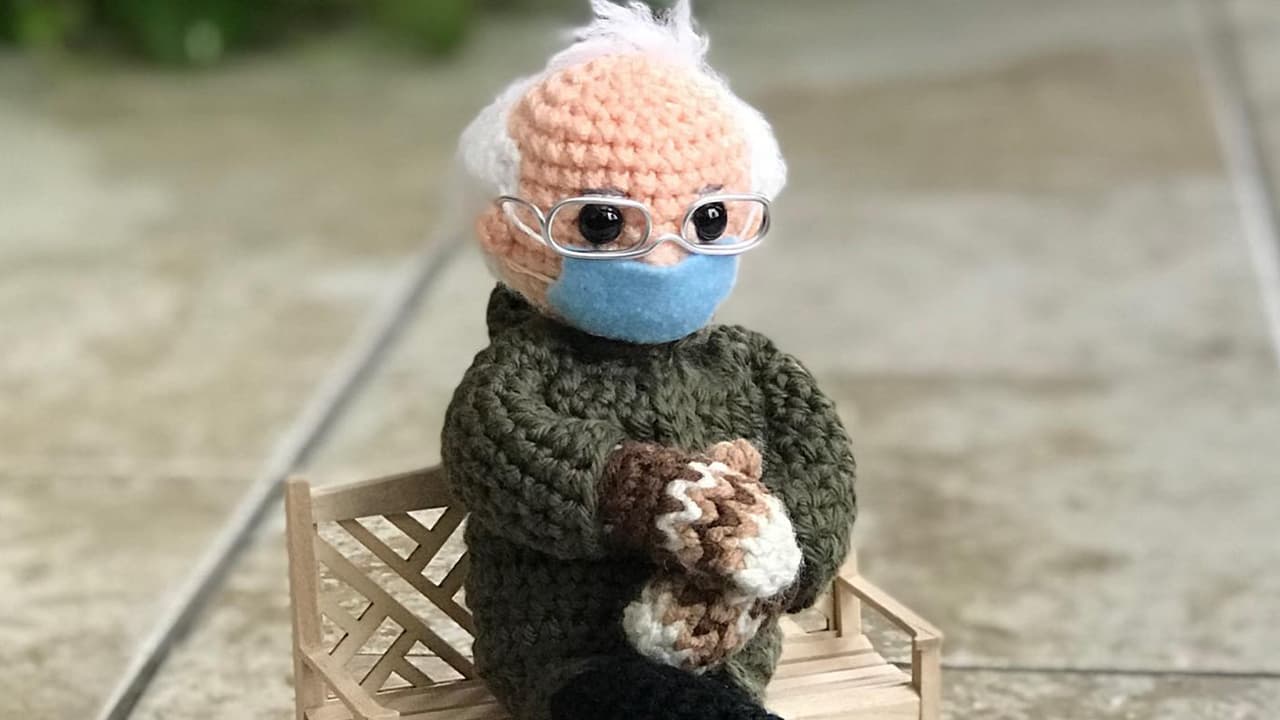 Muñeco de Bernie Sanders tejido por una mujer de Texas es vendido por más de $ 20,300