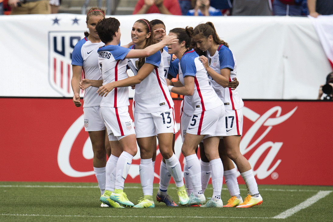 <b>Selección de Estados Unidos: </b>La selección femenil de las ‘Barras y las estrellas’ se robó la atención al hacer un fuerte llamado a la
<a href="http://www.univision.com/deportes/futbol/eeuu/rebelion-en-ussoccer-las-mujeres-demandan-a-la-federacion-por-discriminacion-salarial">igualdad de salarios.</a>
<br>Alex Morgan y compañía pidieron que sus ingresos y bonificaciones fueran similares a los de sus compañeros de la selección varonil e incluso amenazaron con ir a huelga si no se hacía caso a sus peticiones, haciendo públicas las condiciones de desigualdad que enfrentan atletas de diversas disciplinas en todo el mundo.
