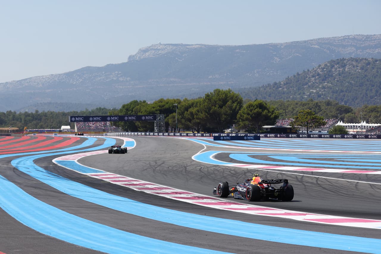 Max Verstappen conquistó el Gran Premio de Francia por delante de Lewis Hamilton y George Russell. Checo Pérez fue cuarto y Charles Leclerc tuvo que abandonar la carrera tras un impactarse con el muro.