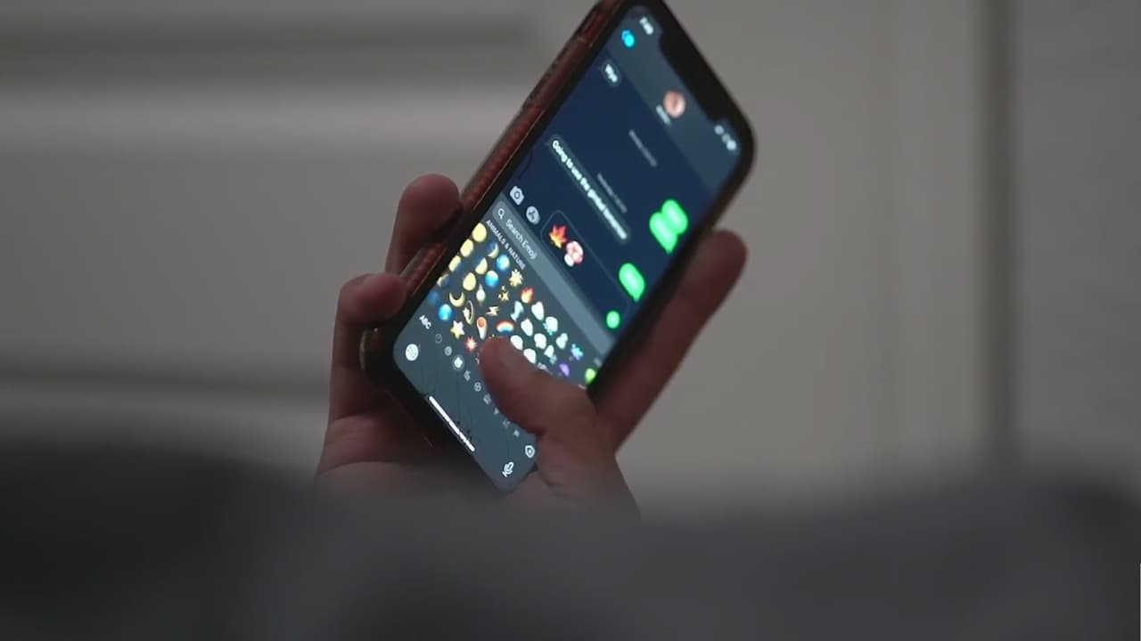 Detectan códigos de emojis en redes sociales entre jóvenes que buscan comprar y vender drogas