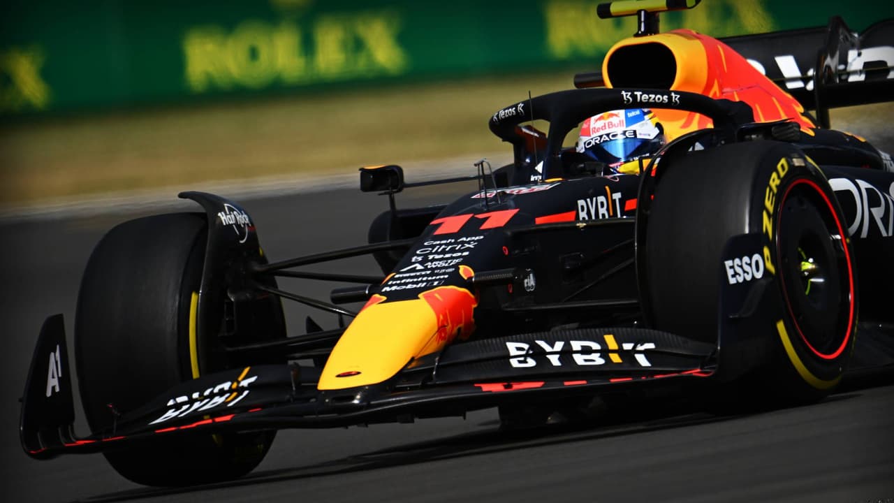 Checo Pérez remontó desde el ultimo lugar para subir al podio en Inglaterra