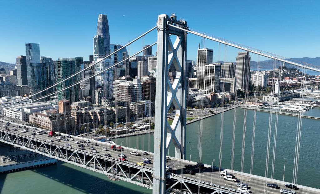 <b>San Francisco, California</b>. Ciudad costera en el oeste de Estados Unidos, forma parte de las 28 metrópolis más pobladas estudiadas por su hundimiento. 
<br>
<br>La subsidencia en San Francisco puede estar influenciada por la actividad tectónica asociada a los márgenes de placas. Hay puntos críticos de hundimiento de más de 5 mm por año, en áreas como la parte norte de Treasure Island y zonas adyacentes a Islais Creek.
<br>